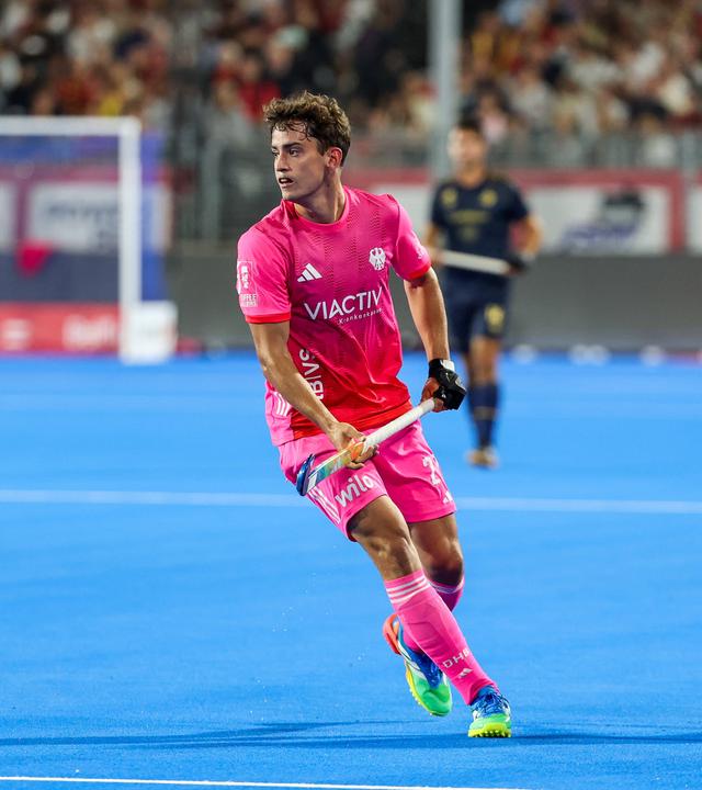 Der deutsche Feldhockeyspieler Hugo von Montgelas läuft während der Partie gegen Belgien auf dem Feld