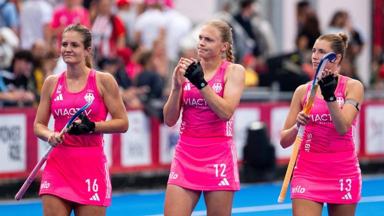 Sonja Zimmermann (16), Ines Wanner (12) und Hanna Rothländer (13) am 17.08.2026 nach Deutschlands 2:3-Niederlage gegen Argentinien.