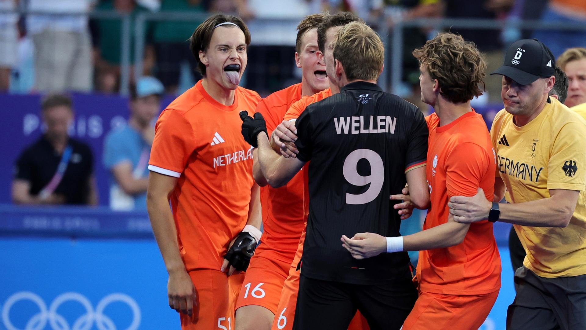 Deutschlands Niklas Wellen diskutiert mit Duco Telgenkamp aus den Niederlanden nach dem Penaltyschießen.