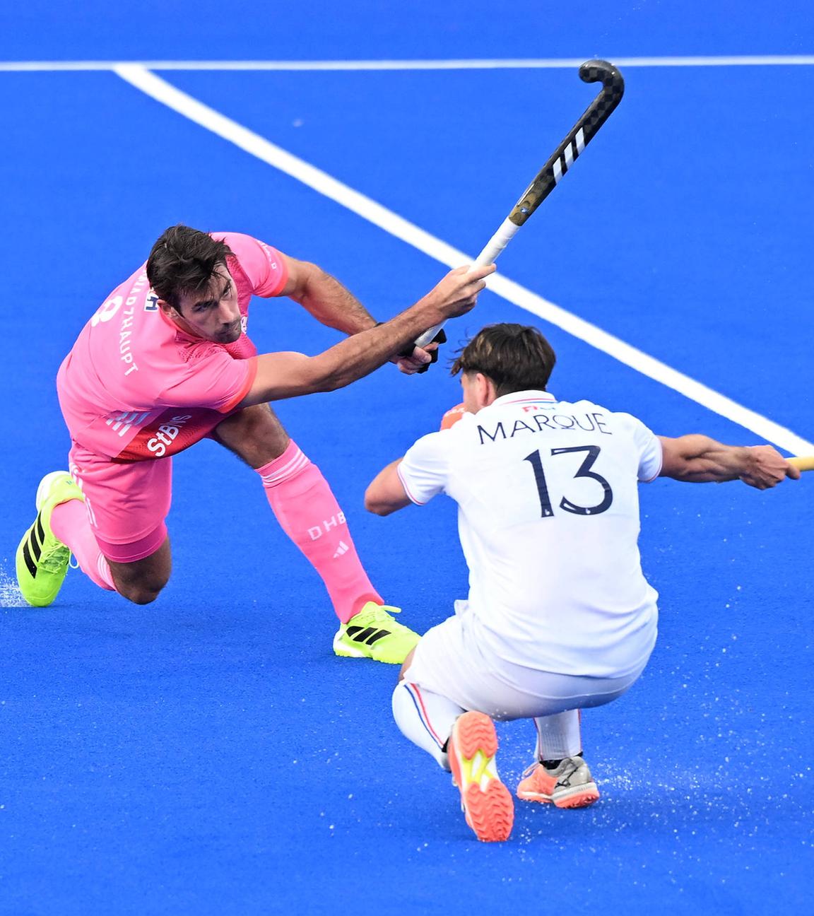 Hockeyspieler Benedikt Schwarzhaupt (8 Deutschland) gegen Benjamin Marqué (13 Frankreich) bei der Vorrunde der Hockey-EM 2025 am 08.08.2025 in Mönchengladbach.