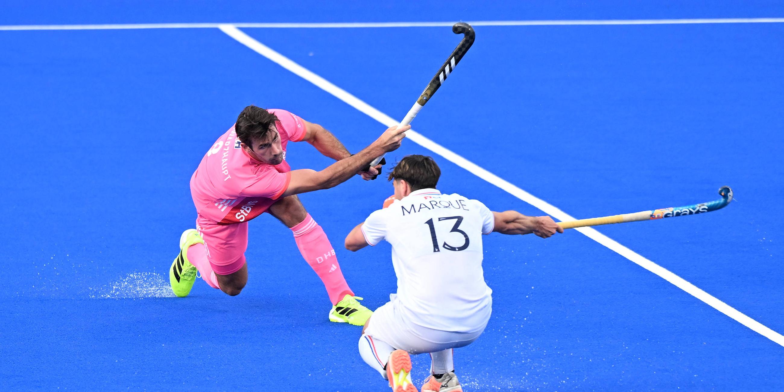 Hockeyspieler Benedikt Schwarzhaupt (8 Deutschland) gegen Benjamin Marqué (13 Frankreich) bei der Vorrunde der Hockey-EM 2025 am 08.08.2025 in Mönchengladbach.