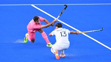 Hockeyspieler Benedikt Schwarzhaupt (8 Deutschland) gegen Benjamin Marqué (13 Frankreich) bei der Vorrunde der Hockey-EM 2025 am 08.08.2025 in Mönchengladbach.