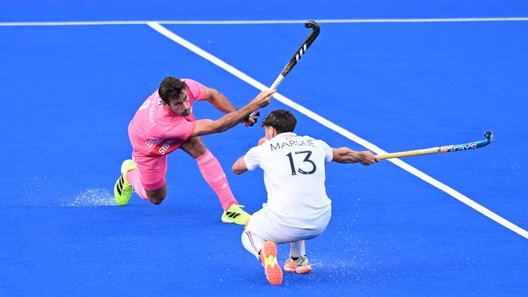 Hockeyspieler Benedikt Schwarzhaupt (8 Deutschland) gegen Benjamin Marqué (13 Frankreich) bei der Vorrunde der Hockey-EM 2025 am 08.08.2025 in Mönchengladbach.