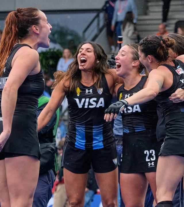 Die argentinischen Spielerinnen feiern nach dem Sieg im Penaltyschießen am 29.08.2026 in Amstelveen.