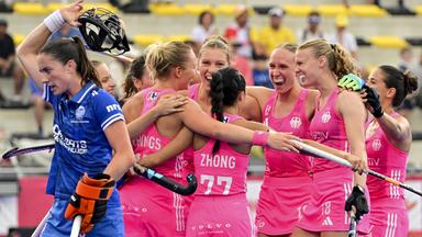 Die deutschen Hockeynationalspielerinnen jubeln zusammen nach ihrem Sieg gegen Schottland bei der WM 2026 in Wavre