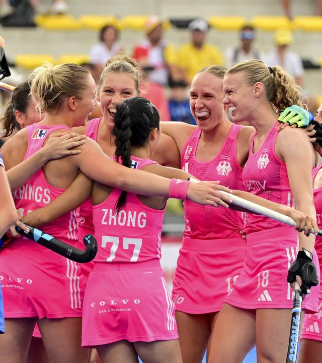 Die deutschen Hockeynationalspielerinnen jubeln zusammen nach ihrem Sieg gegen Schottland bei der WM 2026 in Wavre