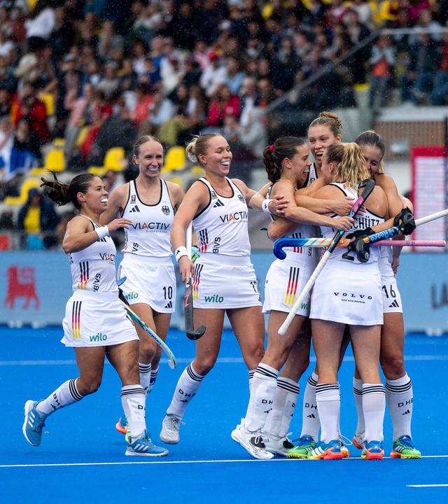 Die deutschen Hockey-Frauen bejubeln ein Tor gegen die USA