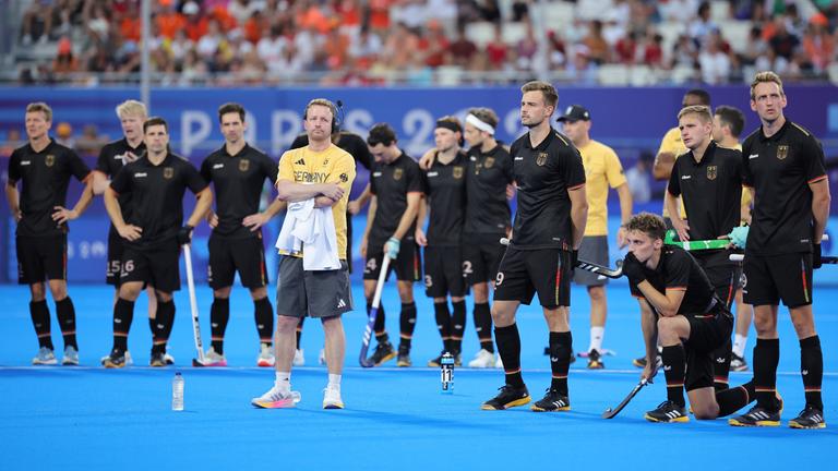 Deutschlands Bundestrainer Andre Henning und das Team stehen beim Penaltyschießen auf dem Platz.