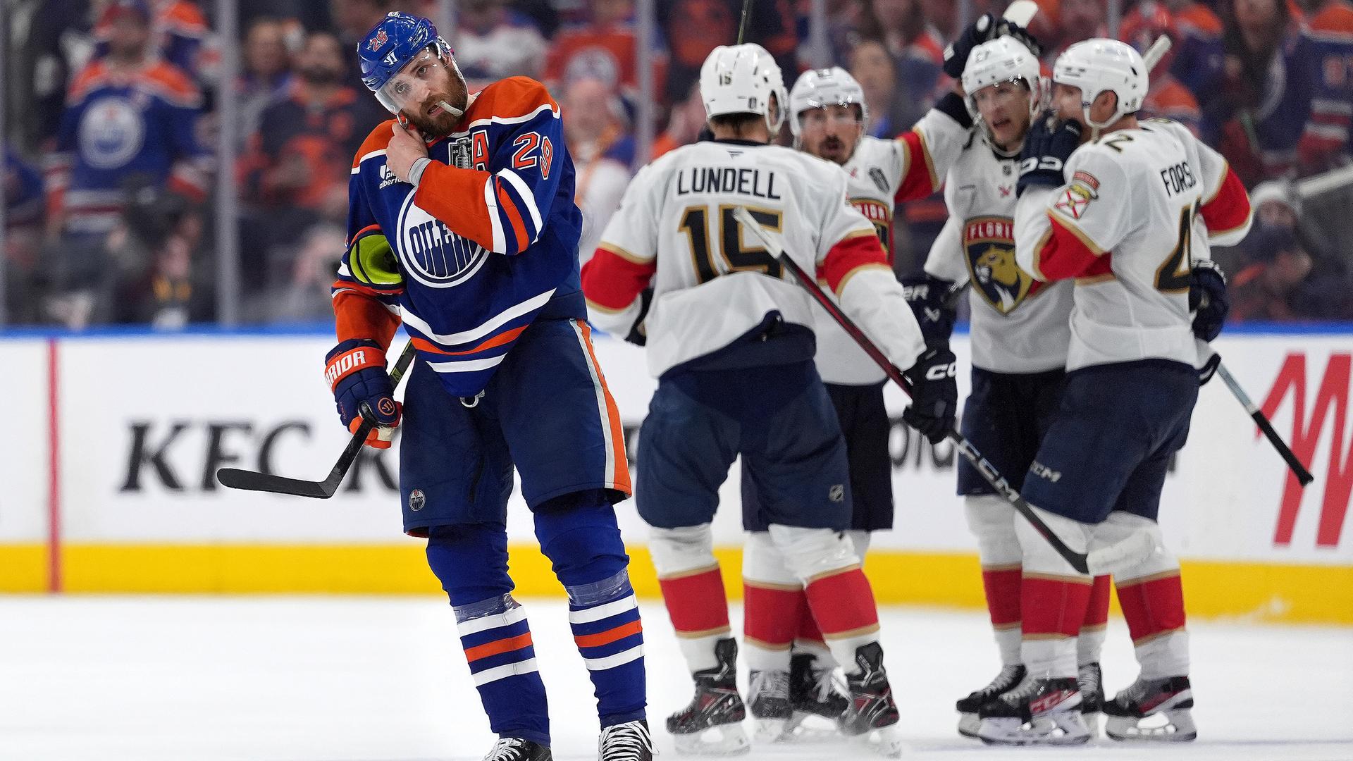 Leon Draisaitl ist nach dem Spiel enttäuscht, im Hintergrund feiern die Panthers.