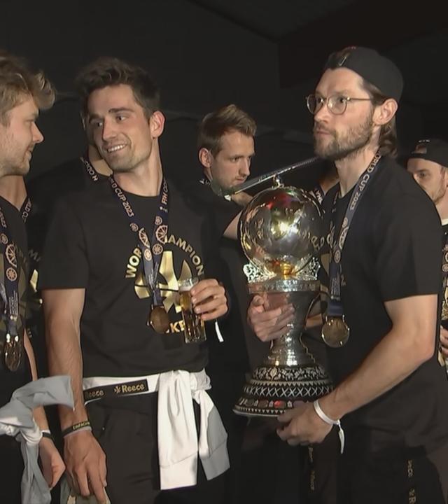 Deutsche Hockey-Mannschaft bei der Rückkehr nach ihrem WM-Sieg.