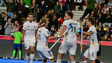 Die deutschen Hockey-Männer bejubeln einen Treffer gegen Argentinien