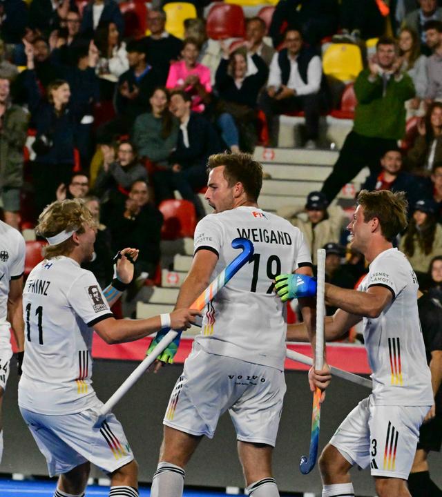 Die deutschen Hockey-Männer bejubeln einen Treffer gegen Argentinien