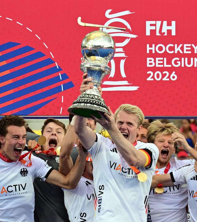 Belgien, Wavre: Hockey, Männer: WM, Spanien - Deutschland, Finalrunde, Siegerehrung, die deutsche Nationalmannschaft feiert mit Tom Grambusch auf dem Podium mit dem Pokal den Sieg.