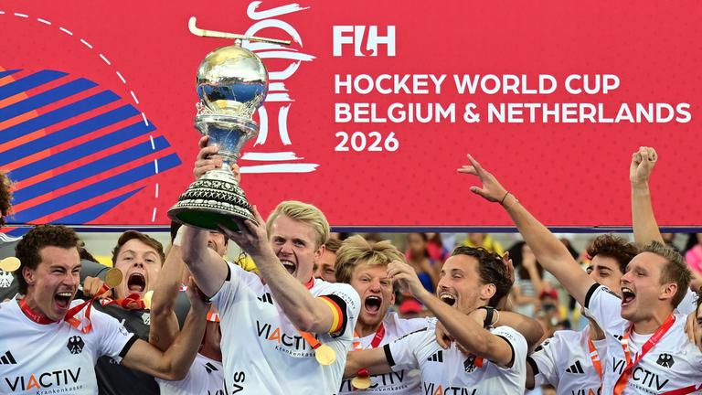 Belgien, Wavre: Hockey, Männer: WM, Spanien - Deutschland, Finalrunde, Siegerehrung, die deutsche Nationalmannschaft feiert mit Tom Grambusch auf dem Podium mit dem Pokal den Sieg.