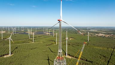 Brandenburg, Schipkau: Der Höhenwindturme in Schipkau überragt bereits jetzt benachbarte Windräder (Luftaufnahme mit Drohne)