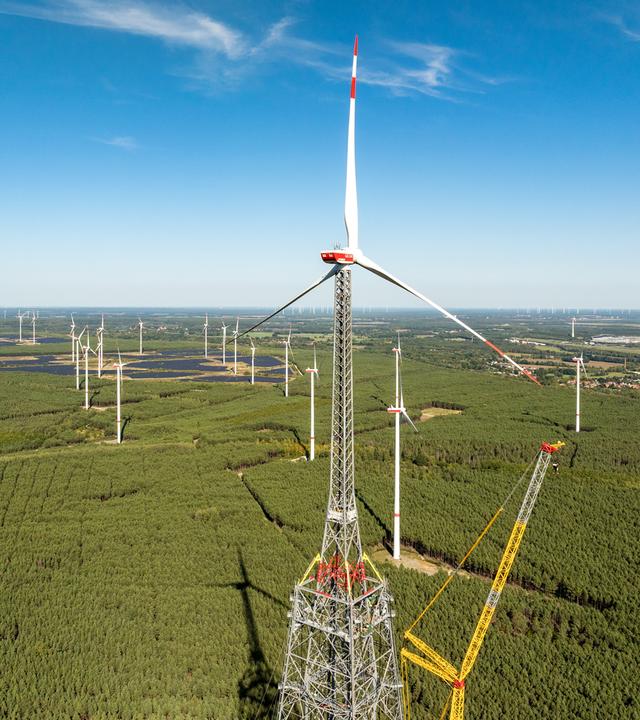 Brandenburg, Schipkau: Der Höhenwindturme in Schipkau überragt bereits jetzt benachbarte Windräder (Luftaufnahme mit Drohne)
