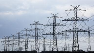 Schleswig-Holstein, Klixbüll: Strommasten des vierten Abschnitts der Westküstenleitung sind in Klixbüll neben dem TenneT-Umspannwerk Klixbüll/Süd zu sehen.