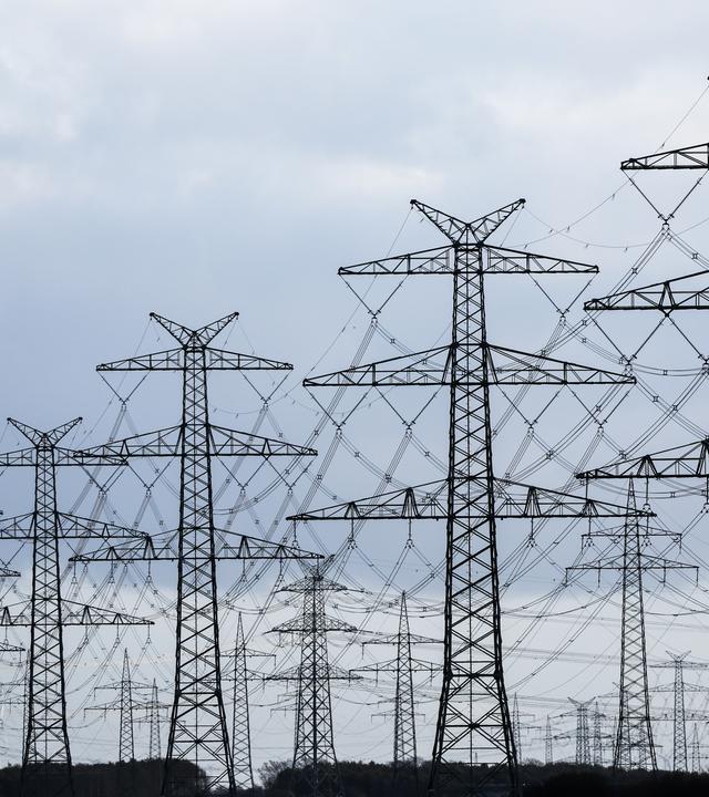 Schleswig-Holstein, Klixbüll: Strommasten des vierten Abschnitts der Westküstenleitung sind in Klixbüll neben dem TenneT-Umspannwerk Klixbüll/Süd zu sehen.