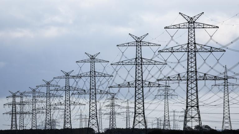 Schleswig-Holstein, Klixbüll: Strommasten des vierten Abschnitts der Westküstenleitung sind in Klixbüll neben dem TenneT-Umspannwerk Klixbüll/Süd zu sehen.