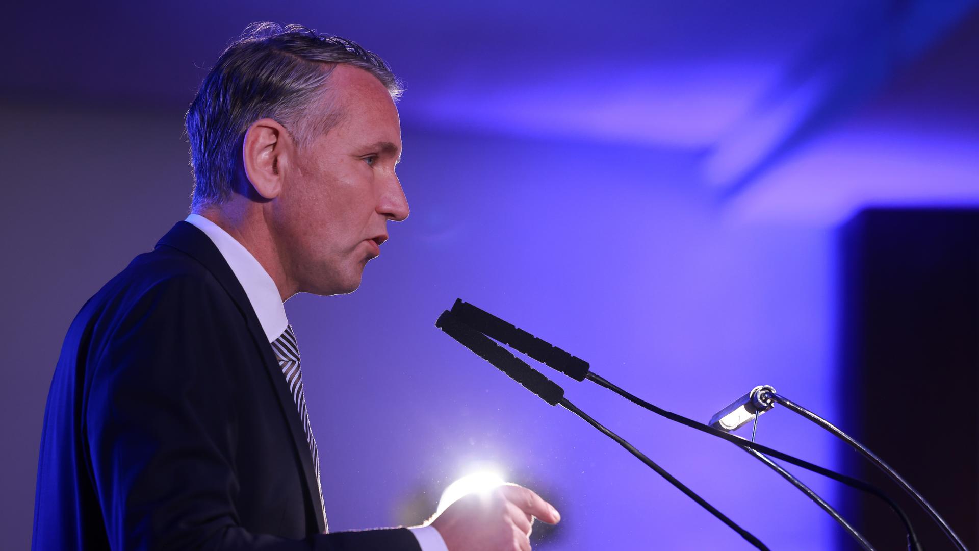 Björn Höcke hält beim Landesparteitag der Alternative für Deutschland in Thüringen im Hotel Pfiffelburg eine Rede.