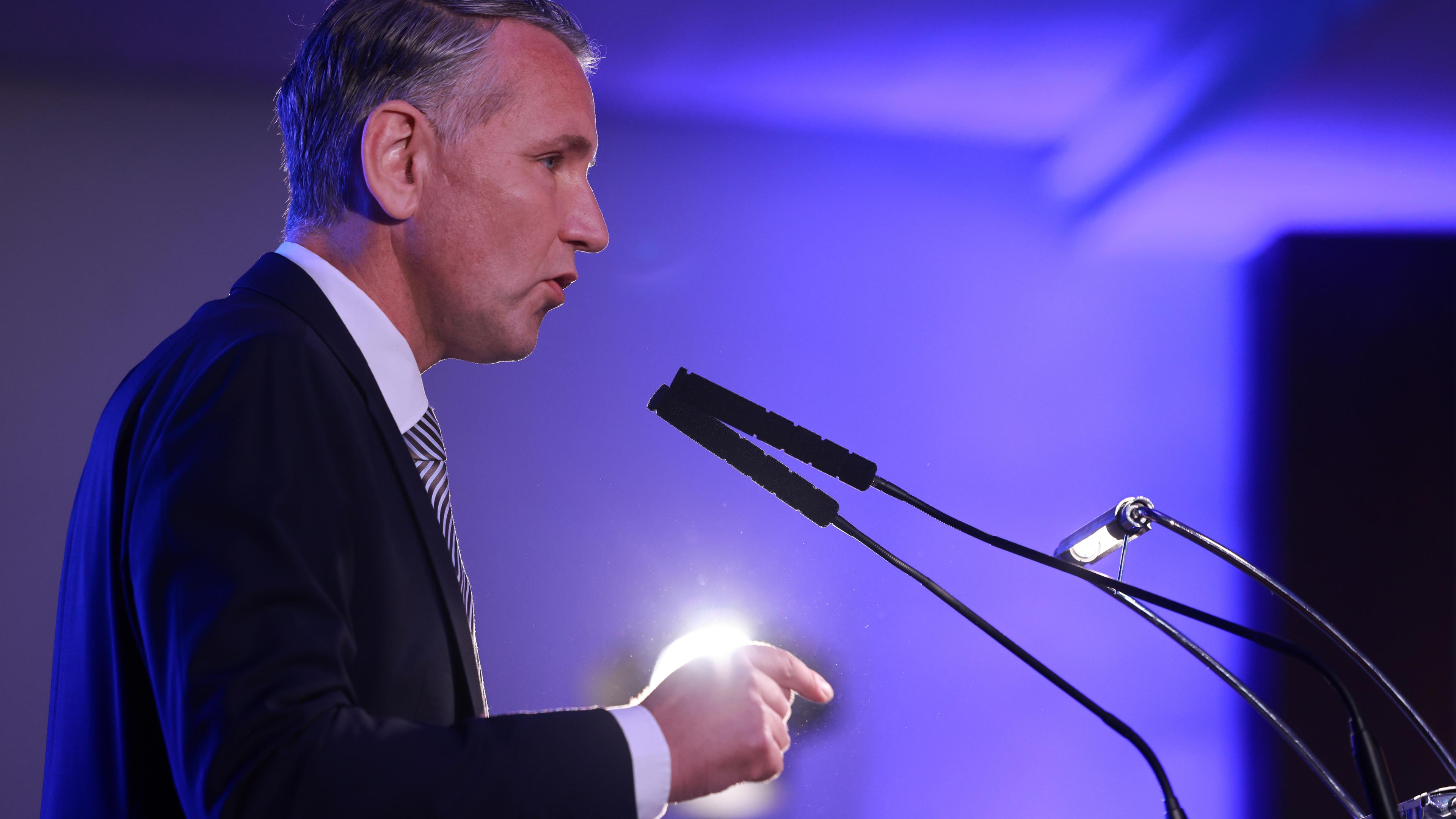 Björn Höcke hält beim Landesparteitag der Alternative für Deutschland in Thüringen im Hotel Pfiffelburg eine Rede.