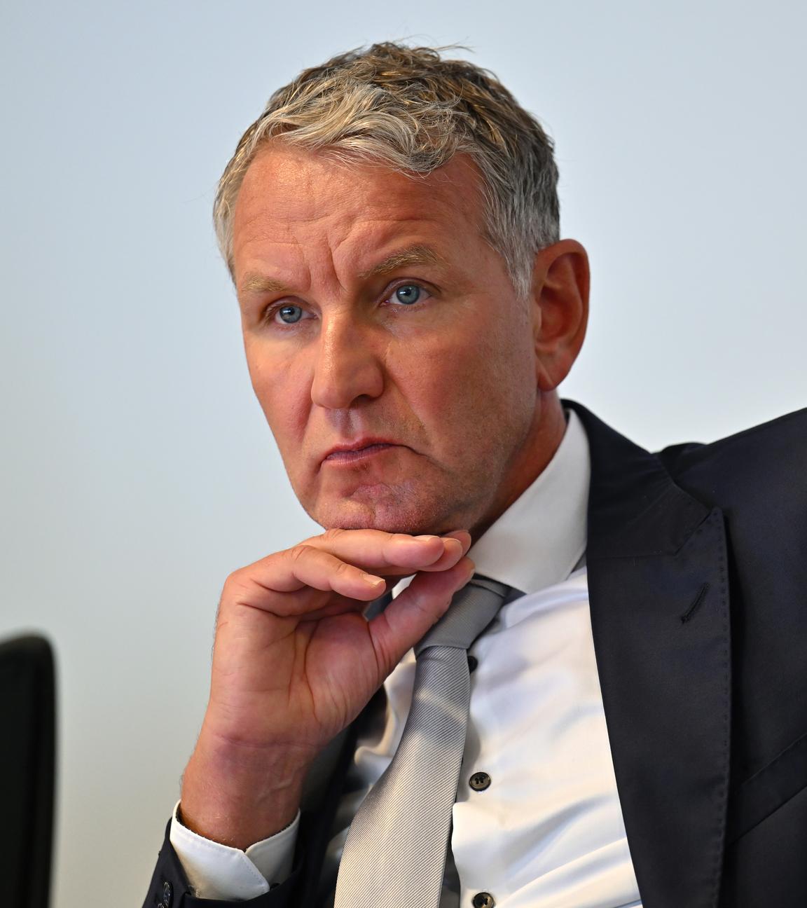 Björn Höcke, Fraktionschef der AfD-Fraktion im Thüringer Landtag, während der Vorstellung eines verfassungsrechtlichen Gutachtens zur Besetzung des Richter