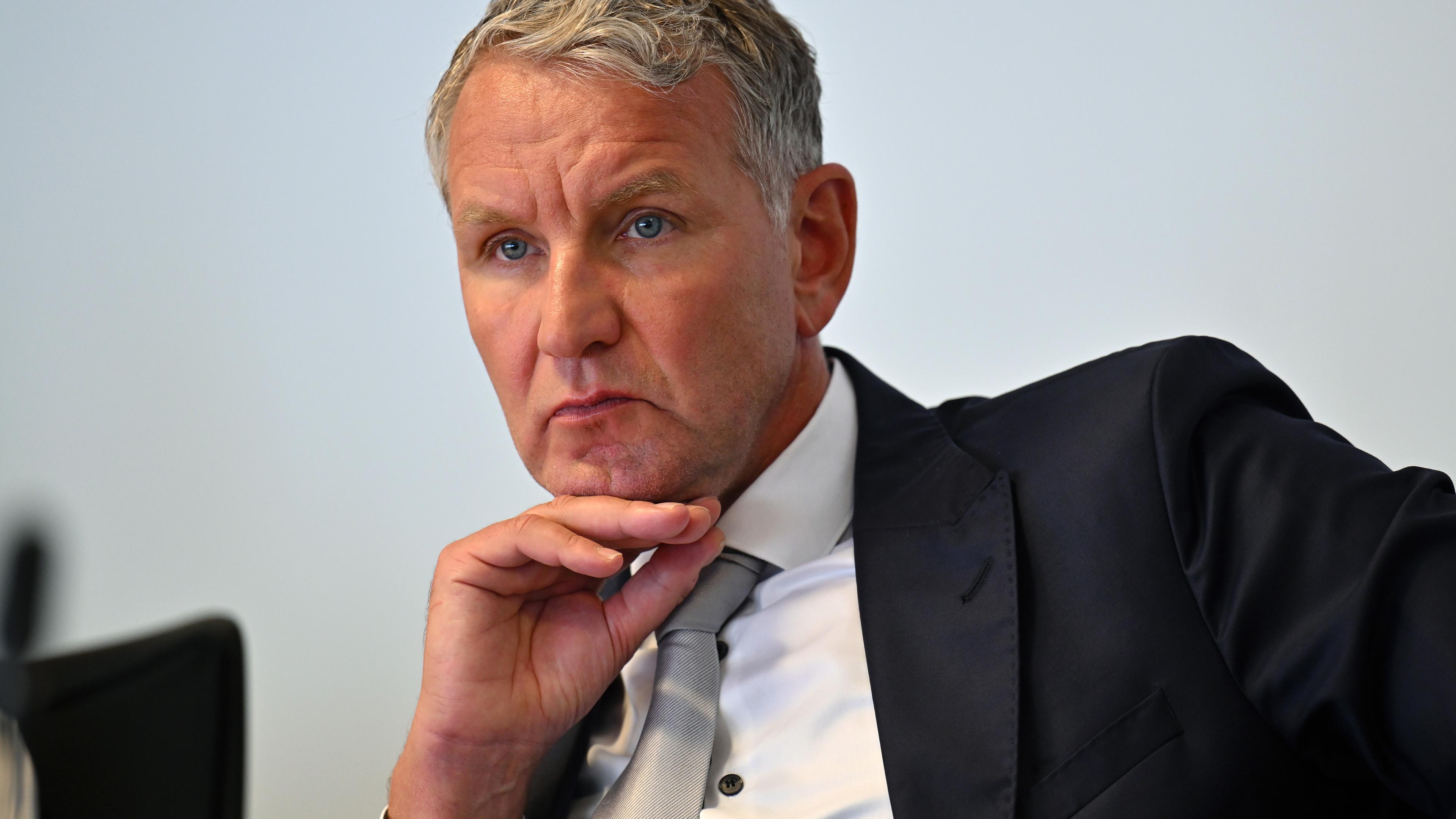 Björn Höcke, Fraktionschef der AfD-Fraktion im Thüringer Landtag, während der Vorstellung eines verfassungsrechtlichen Gutachtens zur Besetzung des Richter