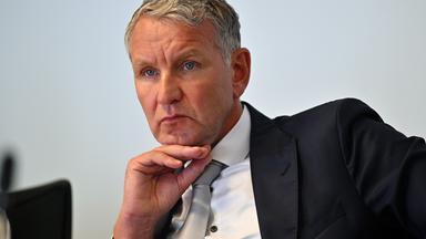 Björn Höcke, Fraktionschef der AfD-Fraktion im Thüringer Landtag, während der Vorstellung eines verfassungsrechtlichen Gutachtens zur Besetzung des Richter