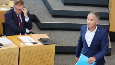 Björn Höcke, Vorsitzender der AfD in Thüringen, läuft bei einer Sitzung des Thüringer Landtags an Mario Voigt (l, CDU), Ministerpräsident von Thüringen vorbei. 