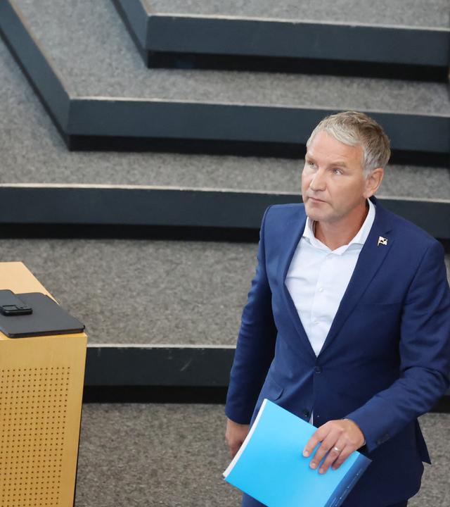 Björn Höcke, Vorsitzender der AfD in Thüringen, läuft bei einer Sitzung des Thüringer Landtags an Mario Voigt (l, CDU), Ministerpräsident von Thüringen vorbei. 