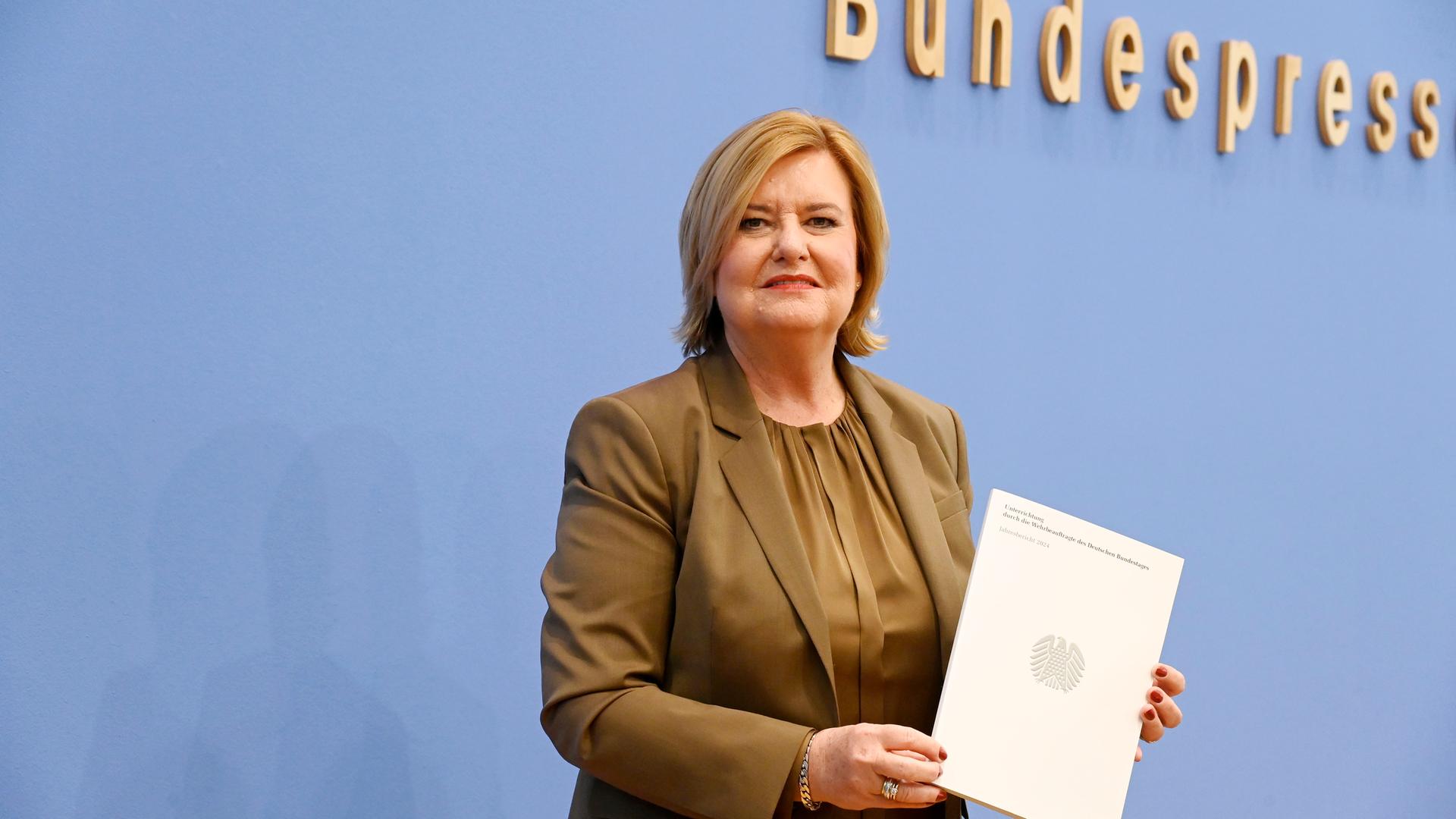 Wehrbeauftragte Högl mit dem Jahresbericht der Bundeswehr 