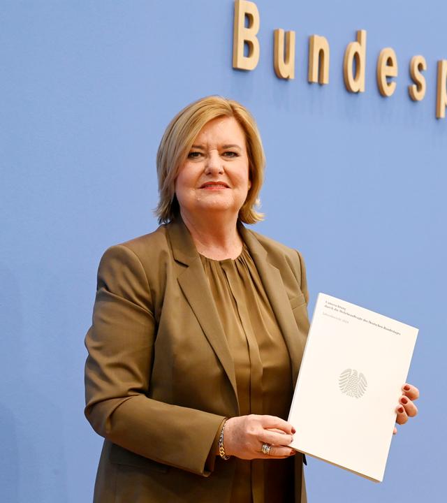 Wehrbeauftragte Högl mit dem Jahresbericht der Bundeswehr 