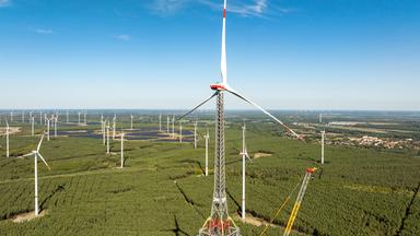 Der Höhenwindturme in Schipkau überragt bereits jetzt benachbarte Windräder (Luftaufnahme mit Drohne), aufgenommen am 27.09.2026
