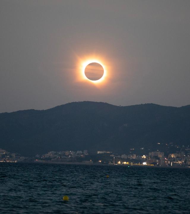 Die Sonne scheint hinter dem Mond über der Insel von Mallorca während der totalen Sonnenfinsternis.