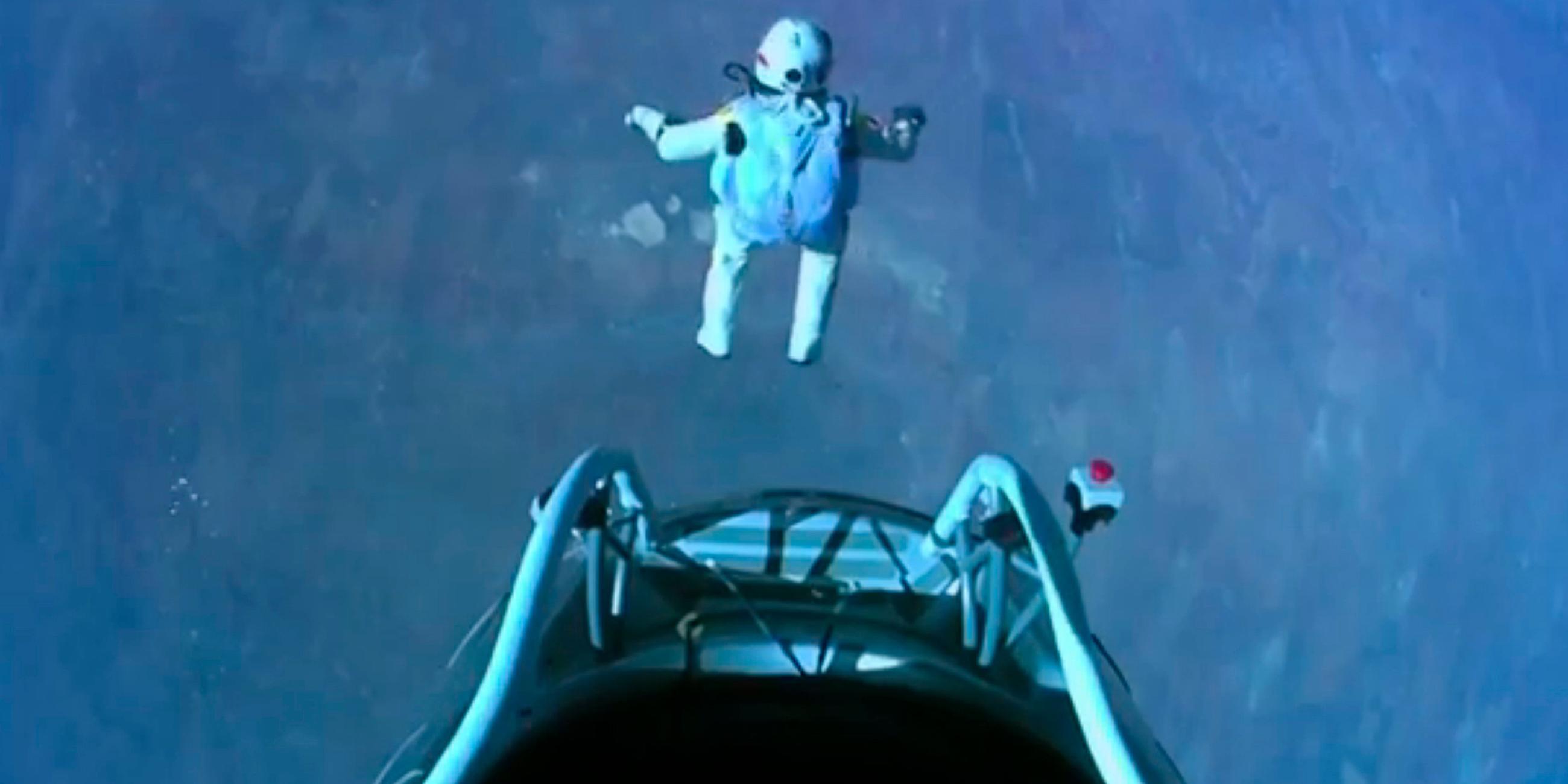 Der Österreicher Felix Baumgartner in 39 Kilometer Höhe kurz nach seinem Absprung aus der Raumkapsel am 15.10. 2012.