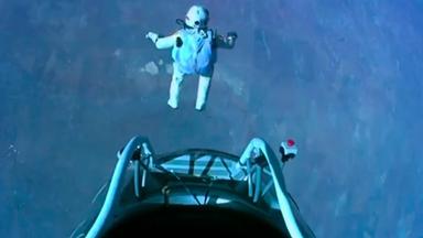 Der Österreicher Felix Baumgartner in 39 Kilometer Höhe kurz nach seinem Absprung aus der Raumkapsel am 15.10. 2012.