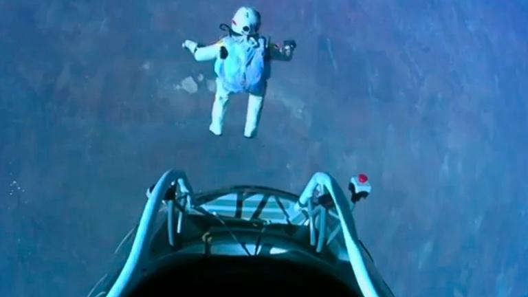 Der Österreicher Felix Baumgartner in 39 Kilometer Höhe kurz nach seinem Absprung aus der Raumkapsel am 15.10. 2012.