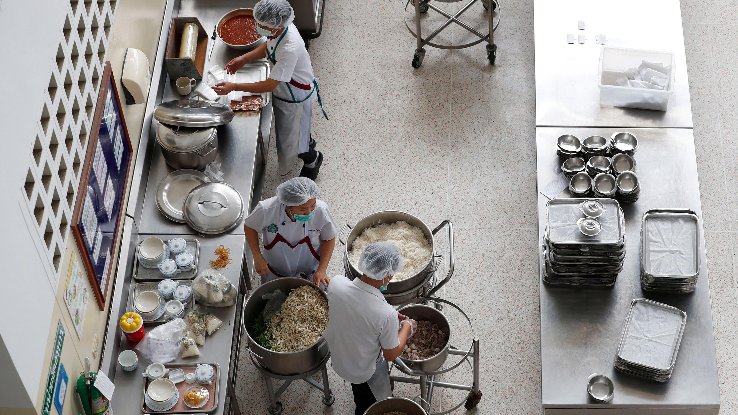 Ernährungsspezialisten kochen in einem Krankenhaus für die geretteten Jungen