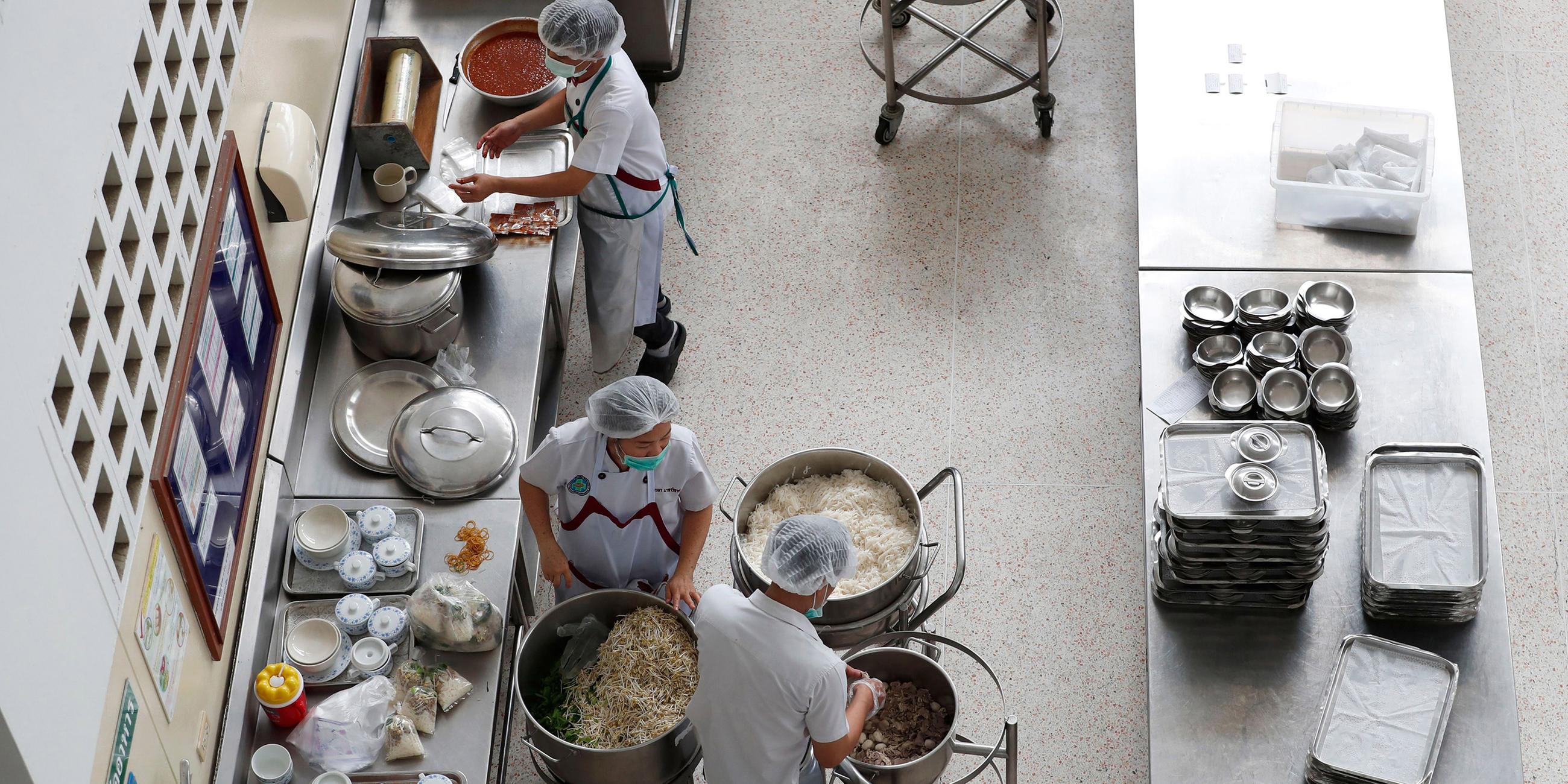 Ernährungsspezialisten kochen in einem Krankenhaus für die geretteten Jungen