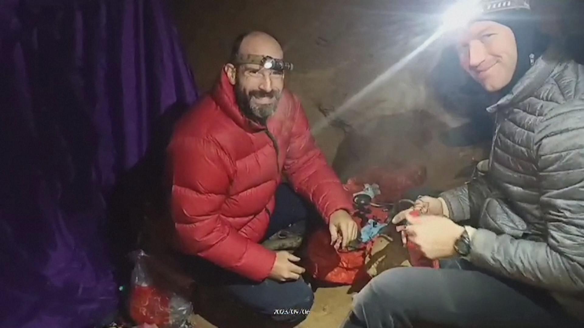 Der Höhlenforscher mit einem Helfer.