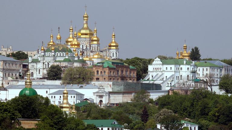 Gesamtansicht der Kiewer Höhlenkloster-Lawra, auch bekannt als Kiewer Höhlenkloster, einem historischen orthodoxen Kloster in der Innenstadt von Kiew, Ukraine, am 04.05.2012. 