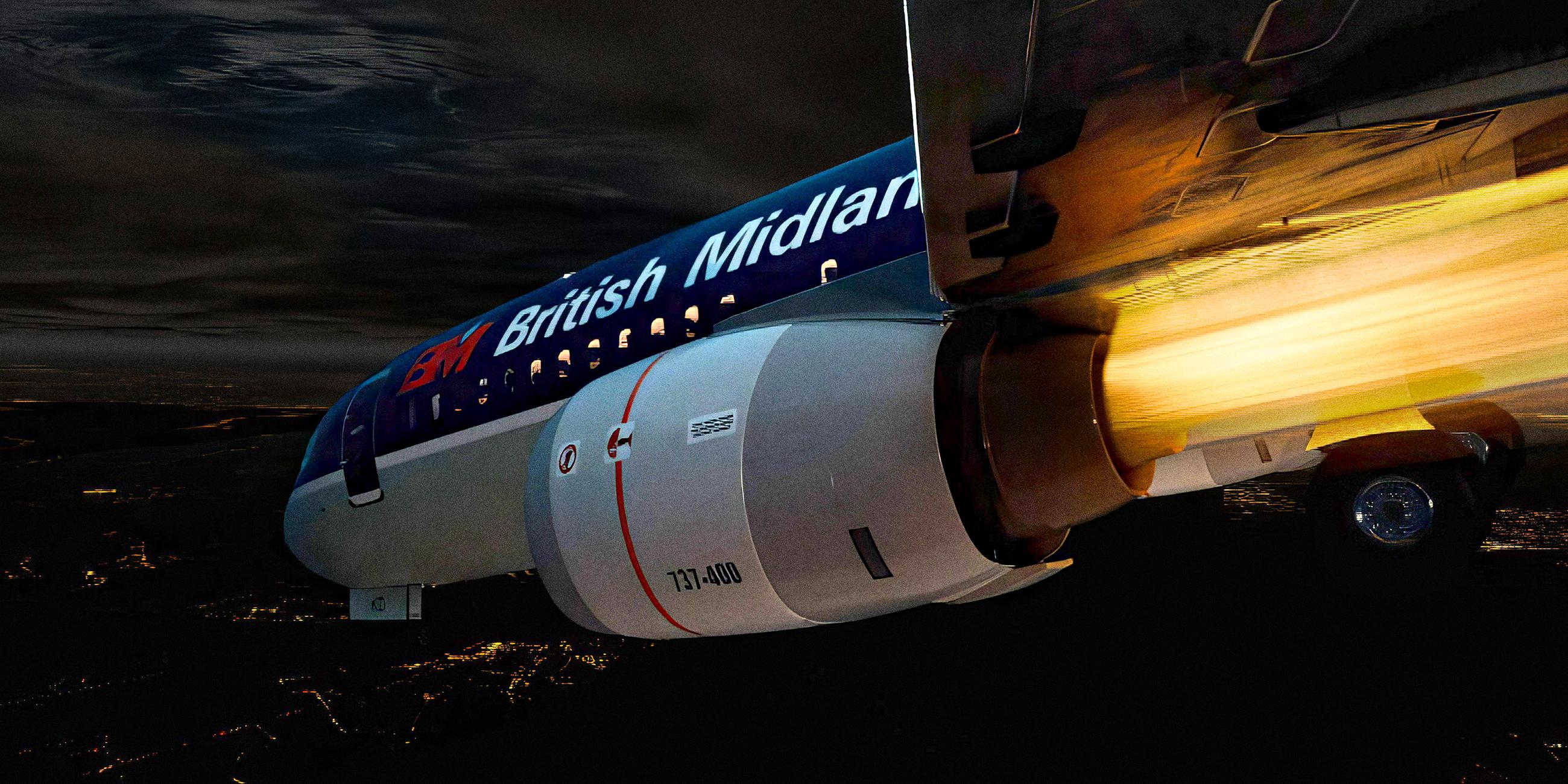 Ein Flugzeug fliegt schnell auf den Boden zu, aus dem linken Triebwerk schießen Flammen