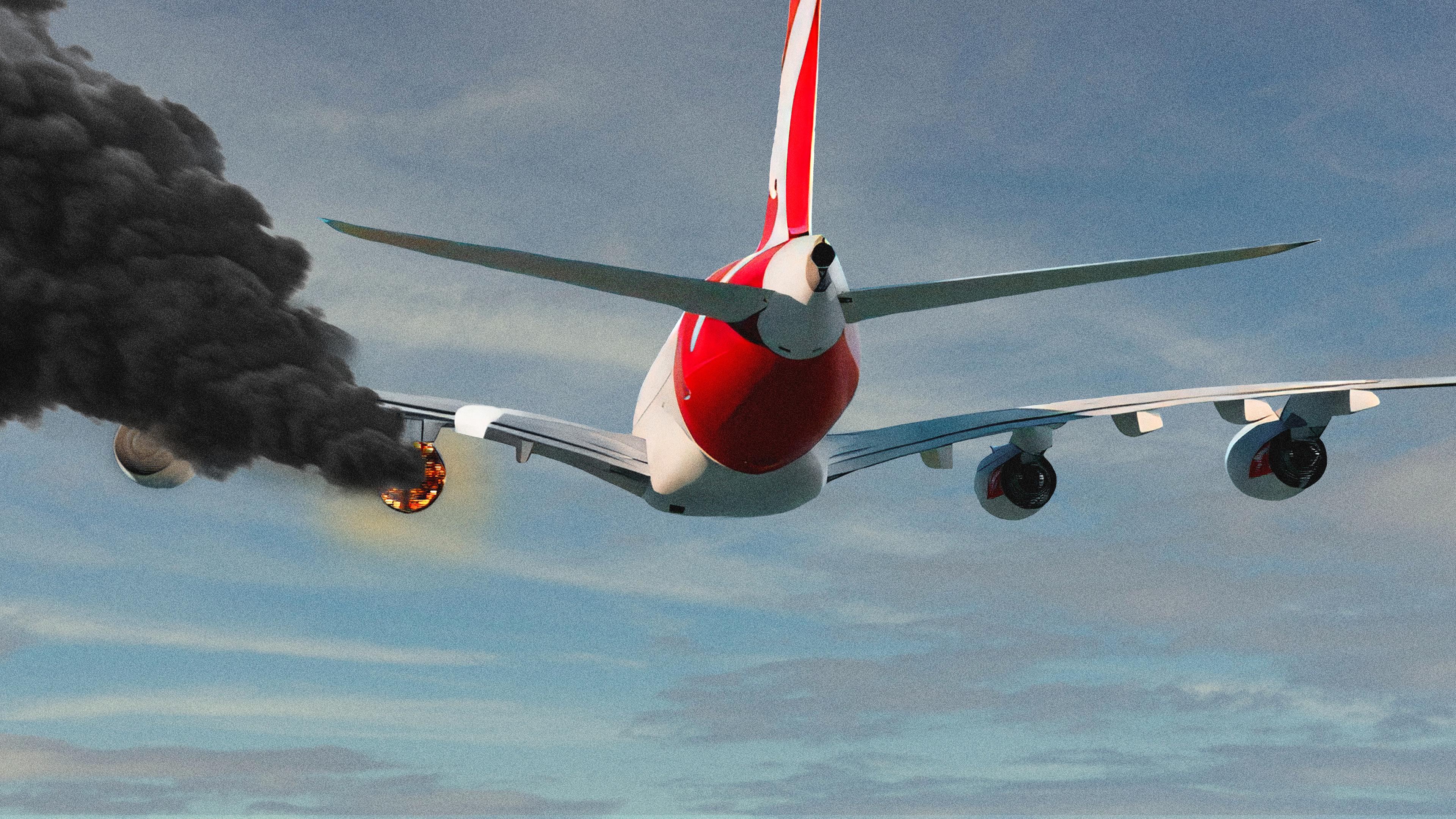 Ein Flugzeug im Flug von hinten zu sehen, eins der linken Triebwerke steht in Flammen und raucht stark