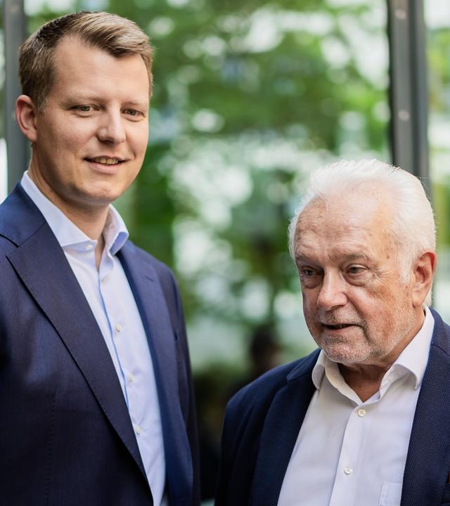 Wolfgang Kubicki und Henning Höne, beide Kandidaten für den FDP-Bundesvorsitz, stehen bei einer Vorstellungsrunde vor dem FDP-Bundesparteitag im Garten des Hans-Dietrich-Genscher-Hauses.