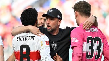 VfB-Trainer Sebastian Hoeness mit Torwart Alexander Nuebel (33) und Tiago Tomas (08).