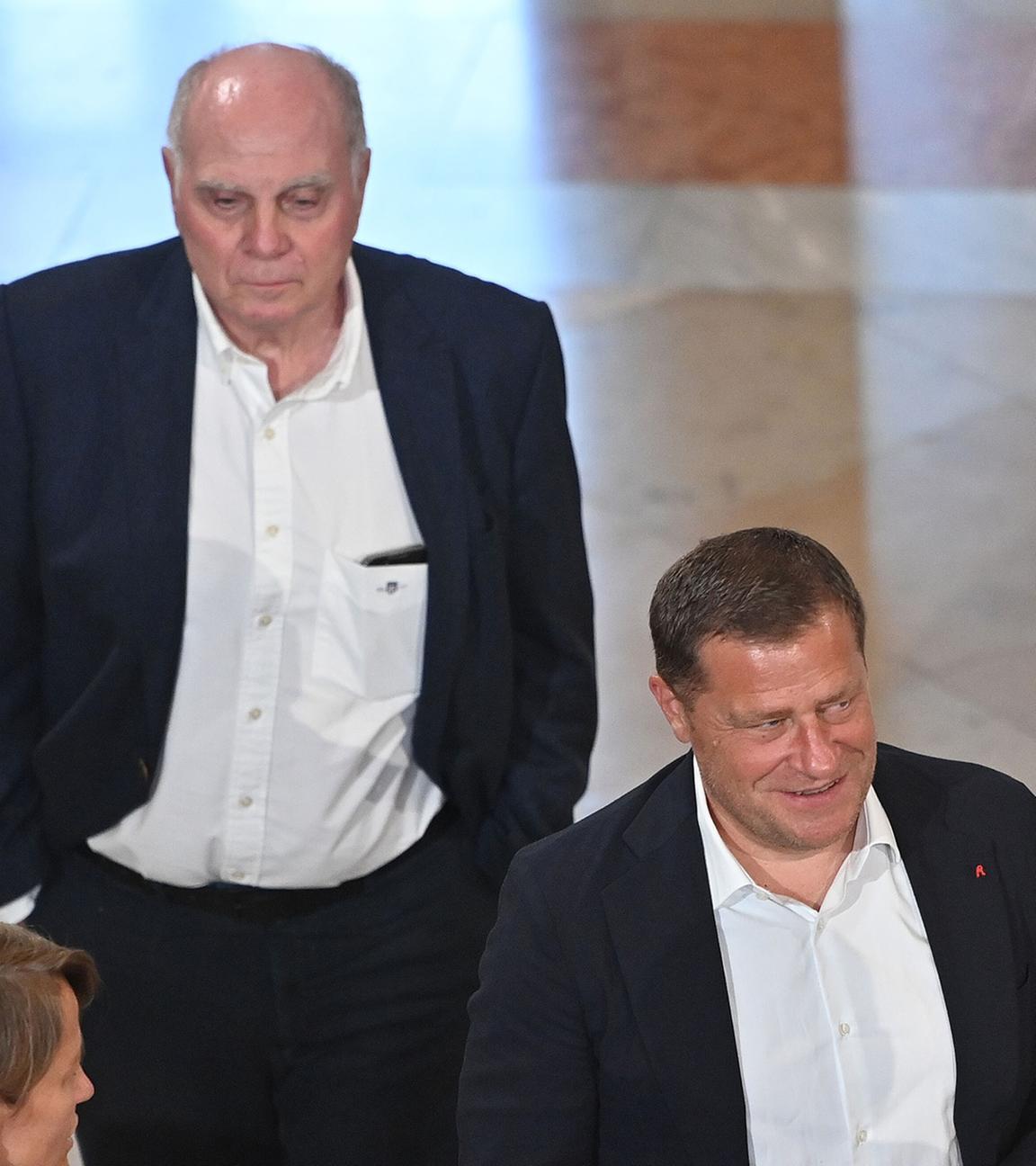 Max Eberl (unten) und Uli Hoeneß beim Empfang der FC-Bayern-Meisterteams in der Staatskanzlei München am 10.09.2025.