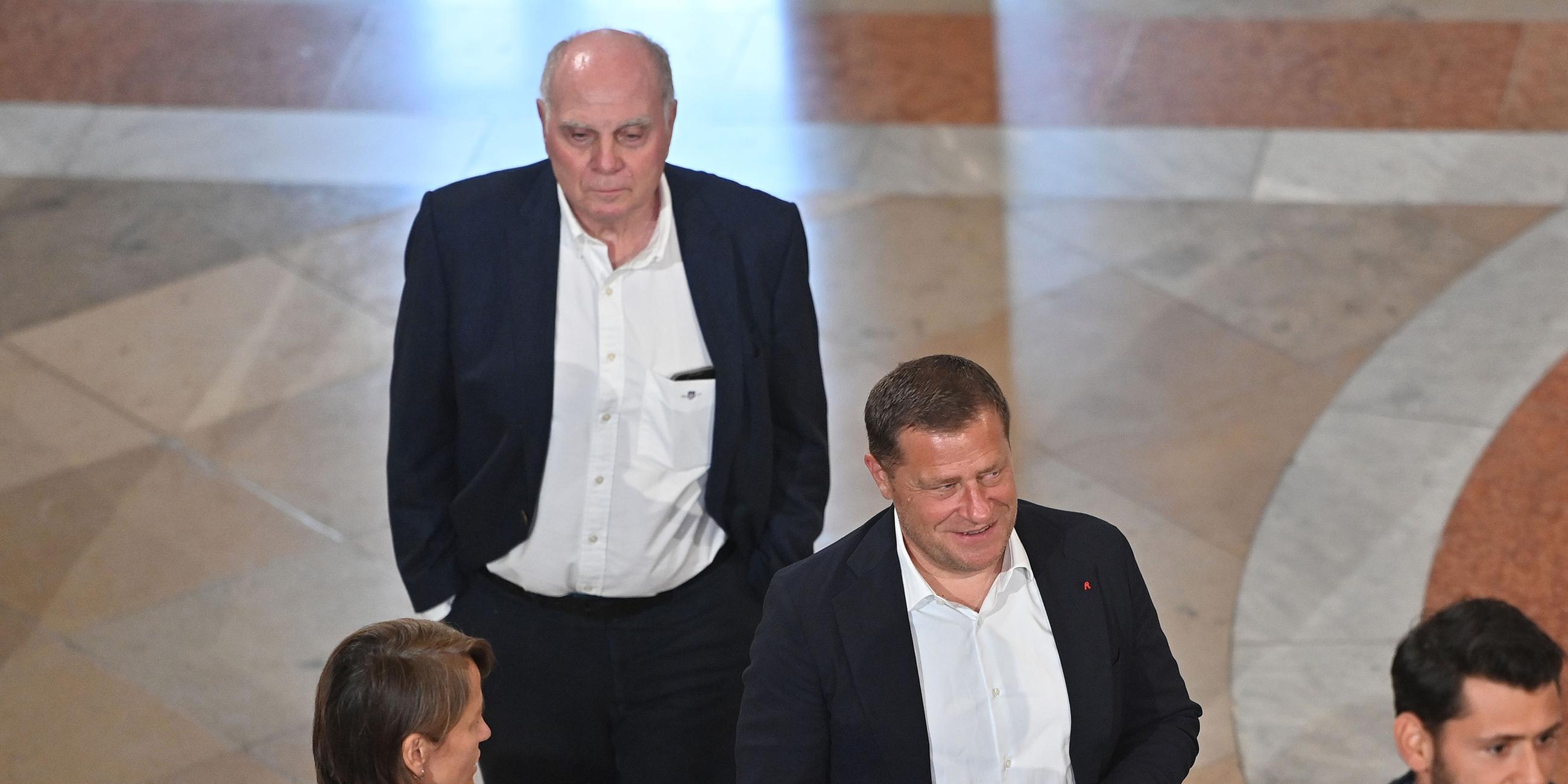 Max Eberl (unten) und Uli Hoeneß beim Empfang der FC-Bayern-Meisterteams in der Staatskanzlei München am 10.09.2025.