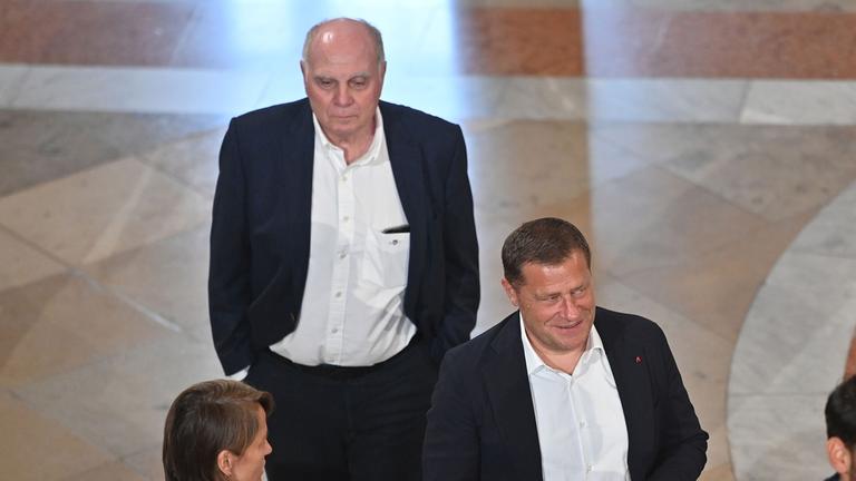 Max Eberl (unten) und Uli Hoeneß beim Empfang der FC-Bayern-Meisterteams in der Staatskanzlei München am 10.09.2025.