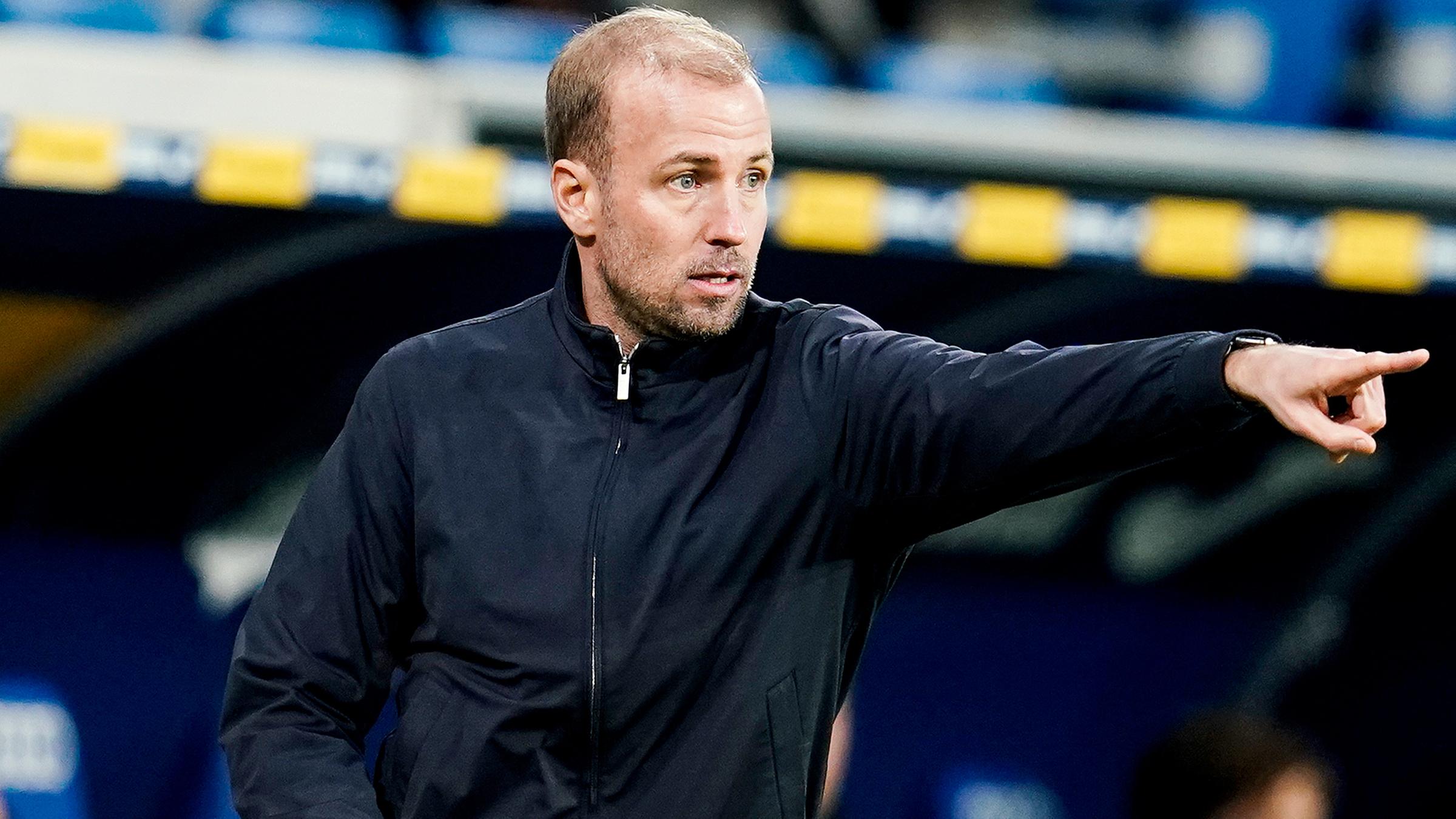 Hoffenheim Trainer Sebastian Hoeneß gestikuliert.