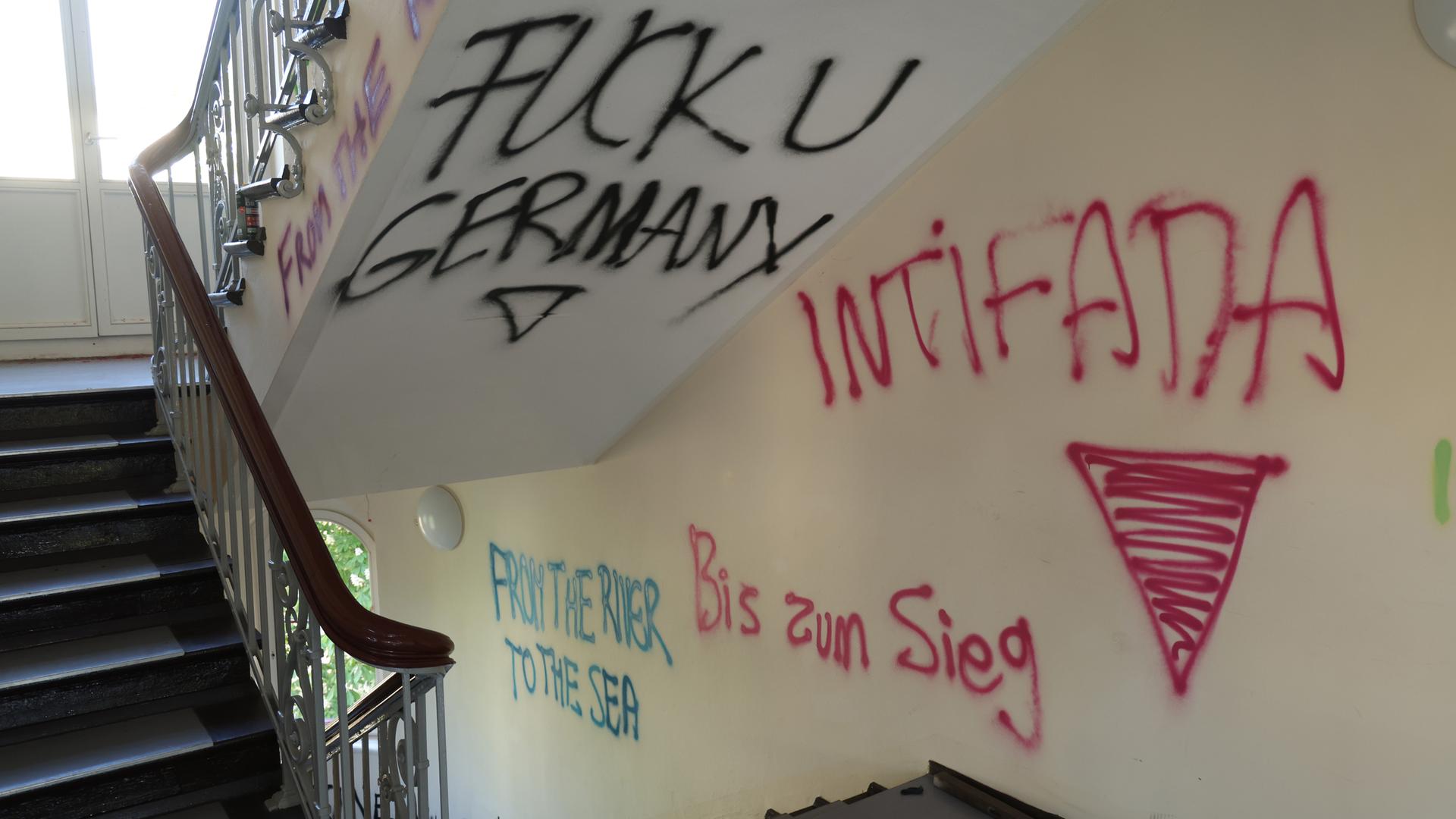 In den Fluren wurden Slogans an die Wände geschmiert.